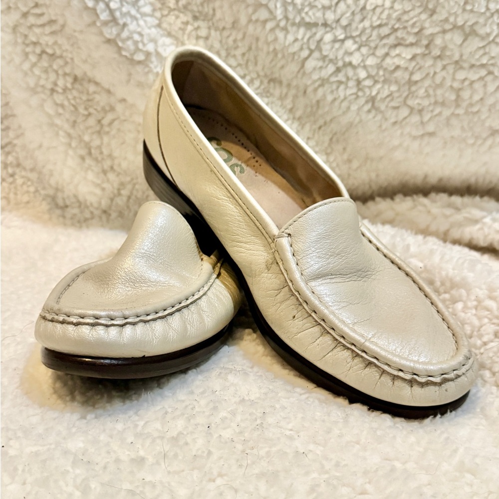 Women's SAS 9W Cream Loafers